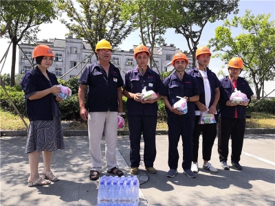情系職工送清涼,酷暑慰問(wèn)暖人“芯”!