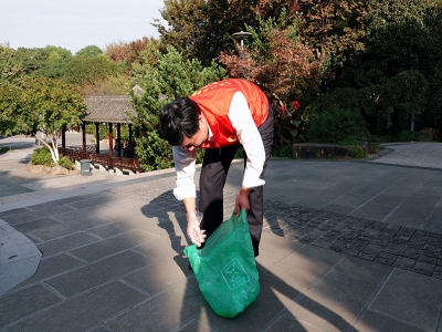The voluntary activity of “Cleaning Garbage and Promote Civilization”